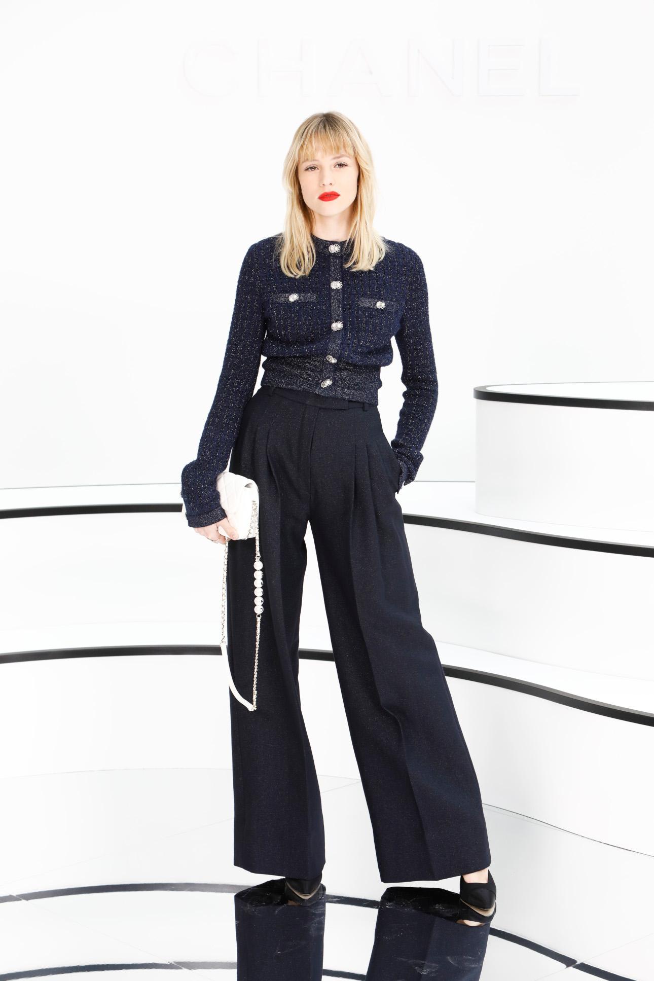 Η Angèle δίνει το «παρών» στην επίδειξη&nbsp;Chanel Fall/Winter 2020–2021&nbsp;κατά τη διάρκεια της Εβδομάδας Μόδας του Παρισιού.(Φωτογραφία: Julien Hekimian/Getty Images)
