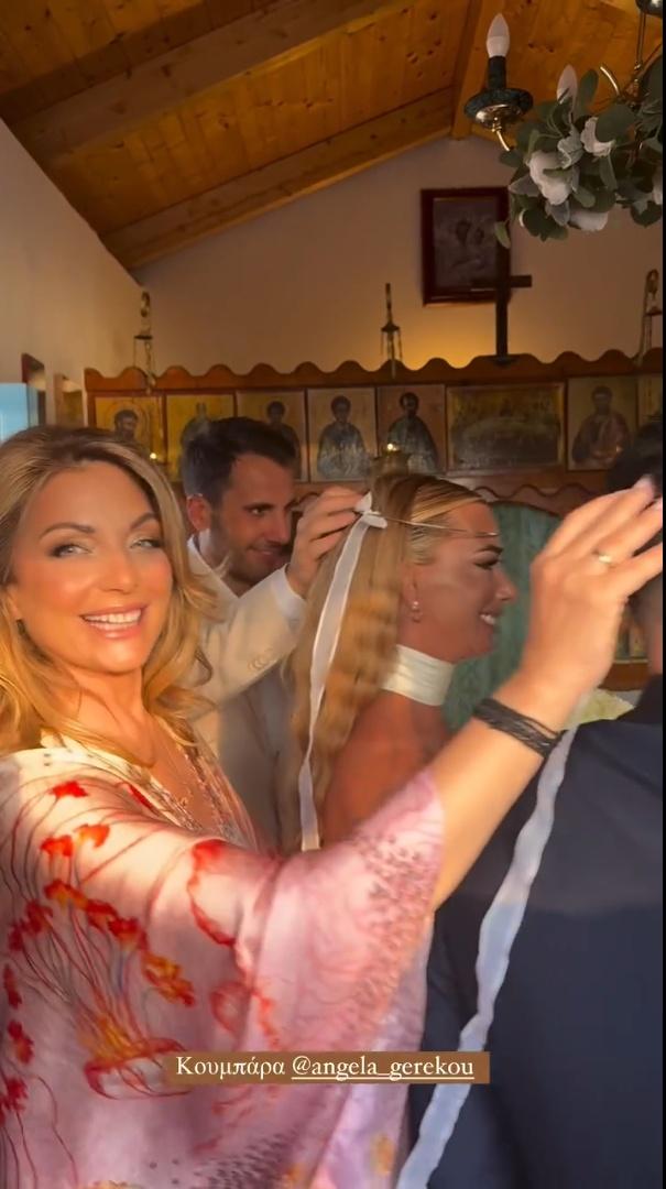 Η Άντζελα Γκερέκου κρατά τα στέφανα του ζευγαριού