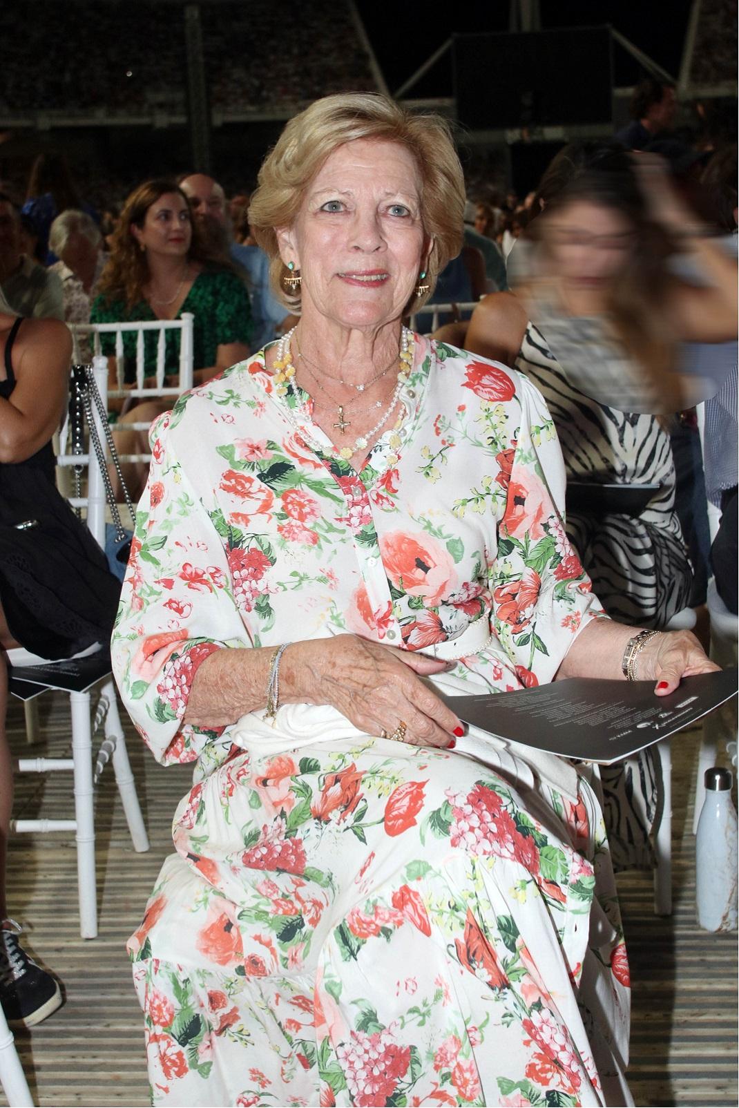 H Άννα Μαρία με κομψό φλοράλ shirt dress στη συναυλία του Andrea ...