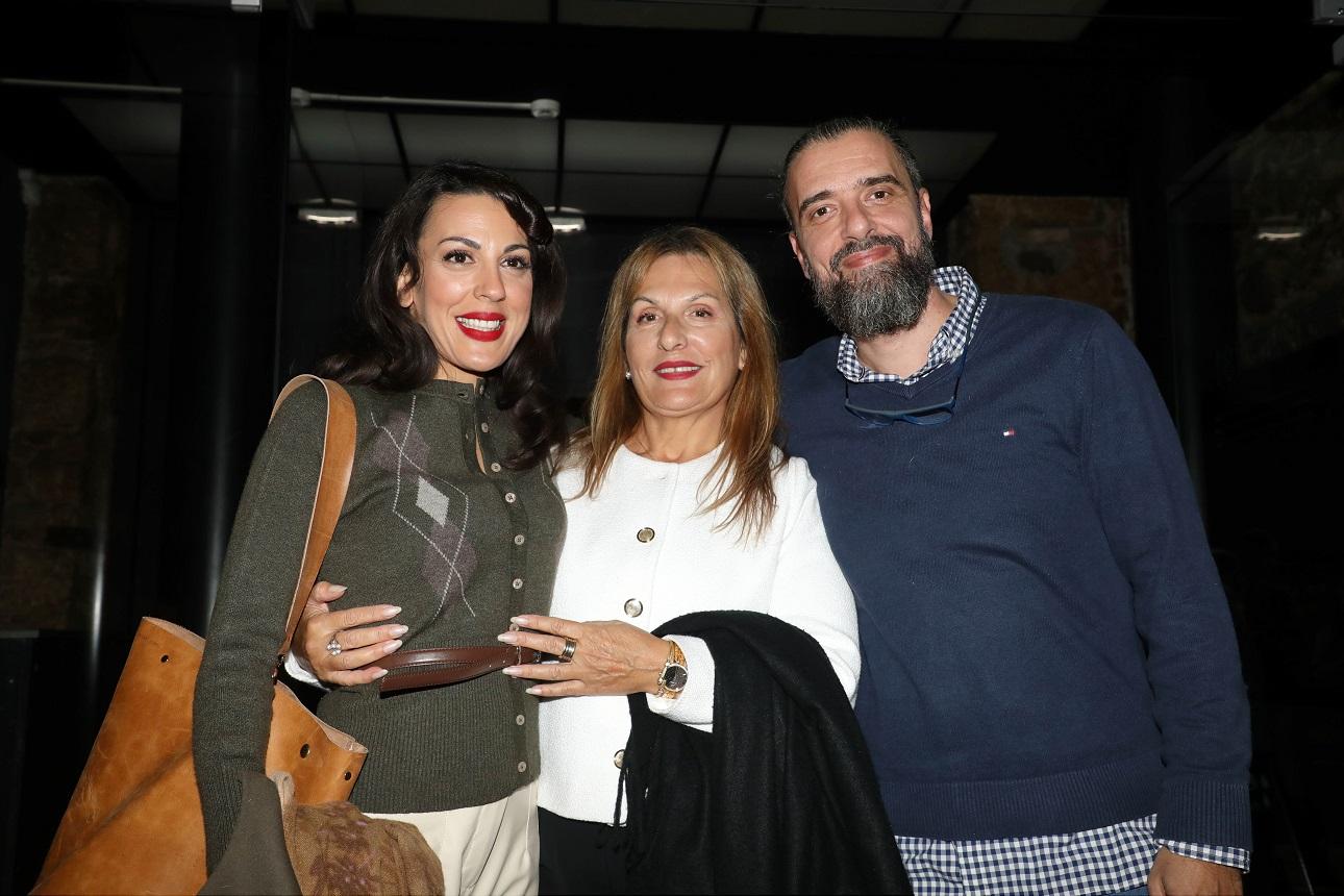 Η Άννα Μενενάκου με τη μητέρα της, Σόνια, και τον Σωτήρη Τσαφούλια/ NDP Photo Agency