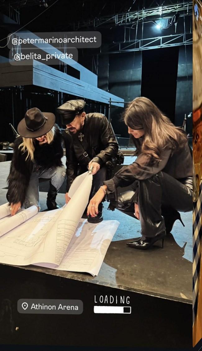 Η Άννα Βίσση και η Δήμητρα Κούστα με τον αρχιτέκτονα Peter Marino στο «Αθηνών Αρένα», λίγο πριν την έναρξη των εργασιών ανακαίνισης.