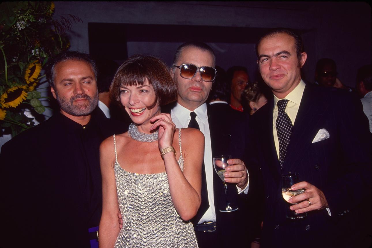 Από αριστερά: ο Gianni Versace, η Άννα Γουίντουρ, ο Karl Lagerfeld και ο Christian Lacroix σε πάρτι για την «Gang of Three» κατά τη διάρκεια της Εβδομάδας Μόδας της Νέας Υόρκης, στο Paramount Hotel, στις 7 Σεπτεμβρίου 1990./Φωτογραφία: Getty Images