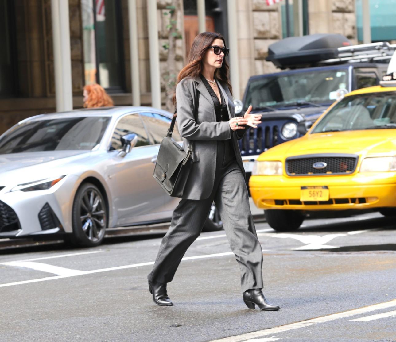 Η Αν Χαθαγουέι με γκρι κοστούμι/Φωτογραφία:  Jose Perez / BACKGRID / Backgrid USA / Profimedia 