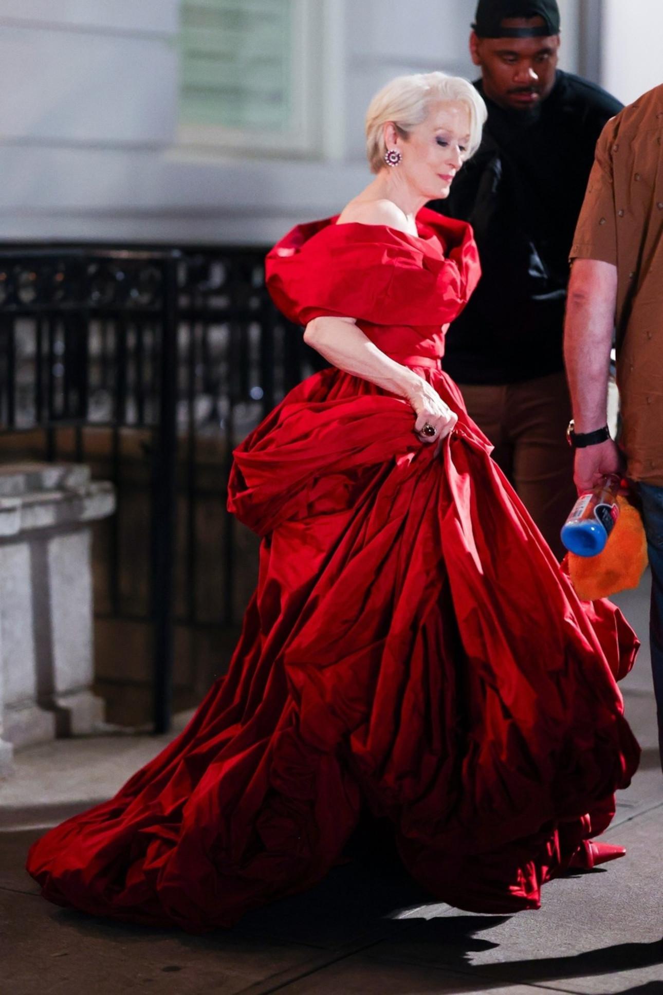 Μέριλ Στριπ με κόκκινη τουαλέτα κατά τη διάρκεια των γυρισμάτων της ταινίας «Ο Διάβολος Φοράει Prada 2»/Φωτογραφία: Profimedia 