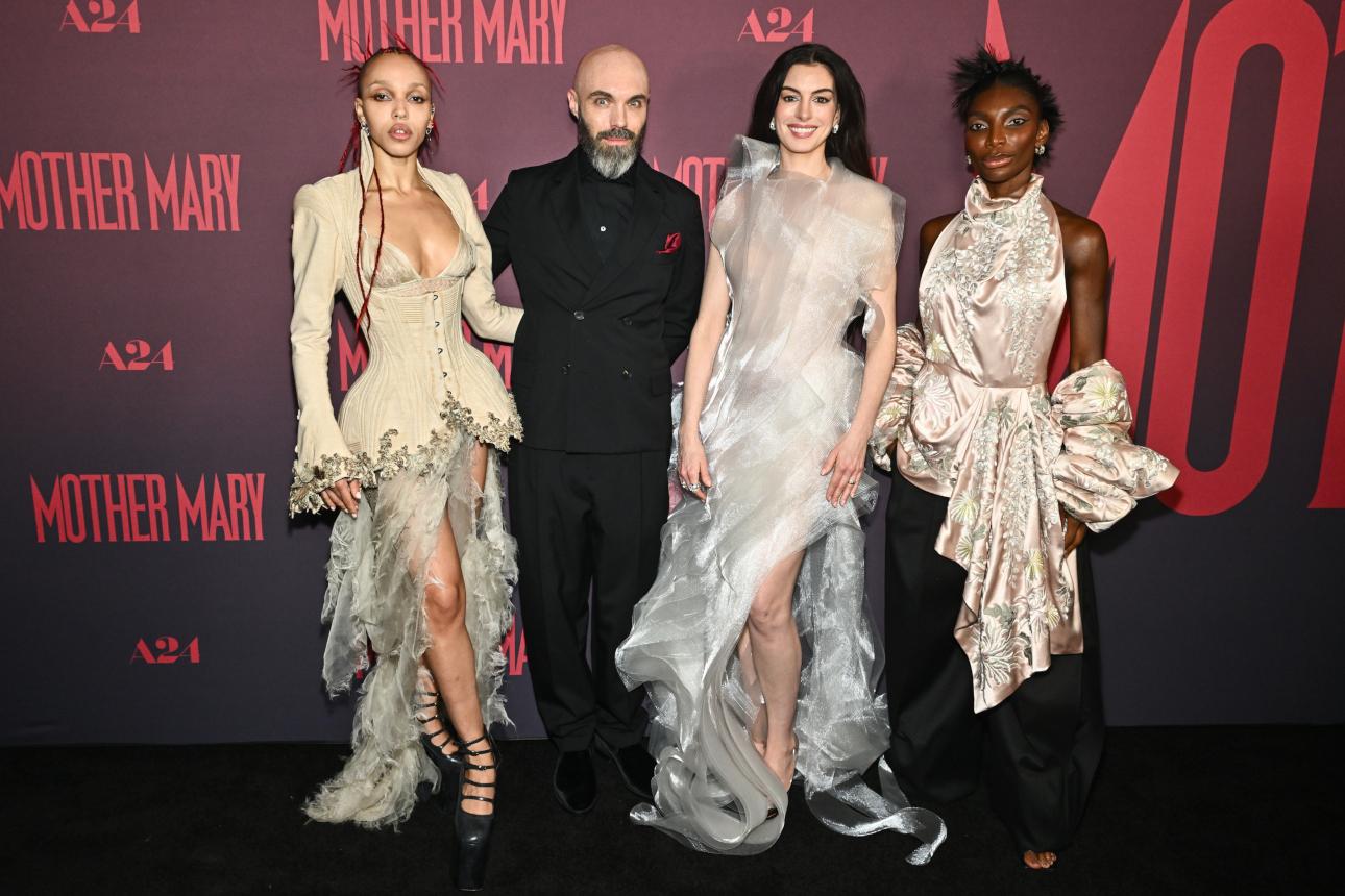  Από αριστερά οι  FKA twigs,  ο σκηνοθέτης Ντέιβιντ Λόουερι, η Αν Χάθαγουεϊ και η Μικαέλα Κοέλ στην ειδική προβολή της ταινίας «Mother Mary»(Φωτογραφία AP)
