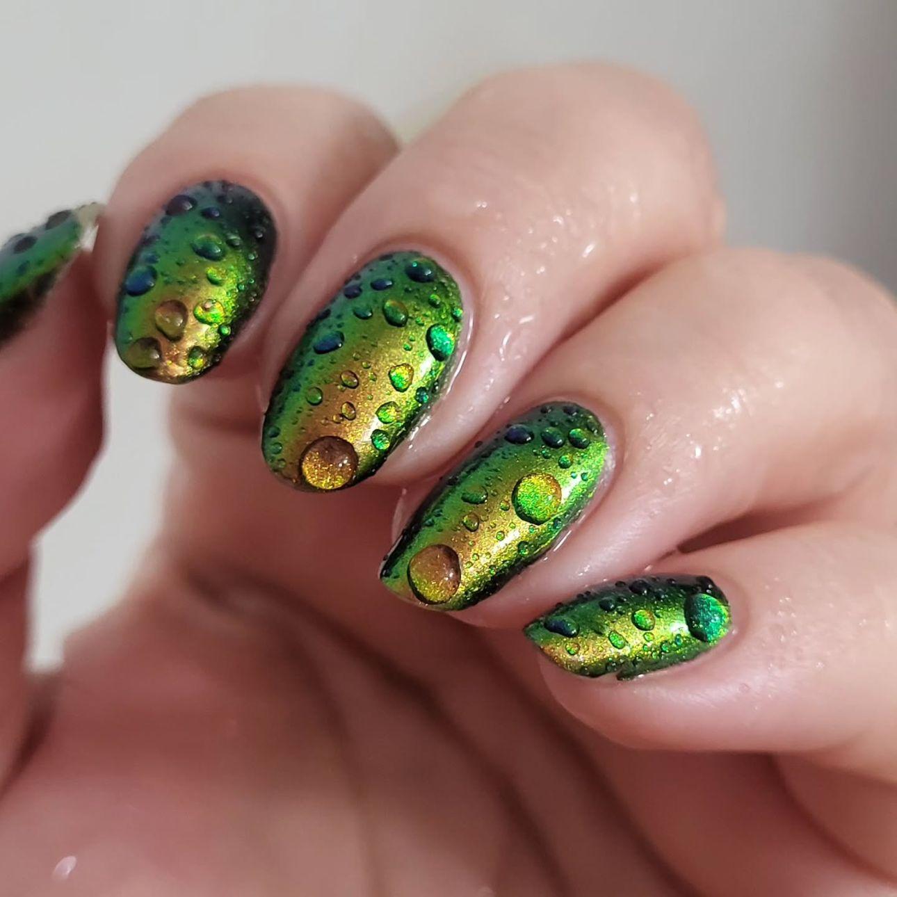 Το wet nail effect μπορεί να εφαρμοστεί με οποιοδήποτε χρώμα βερνικιού ως βάση. / Photo credit: @annikas_artnook Instagram