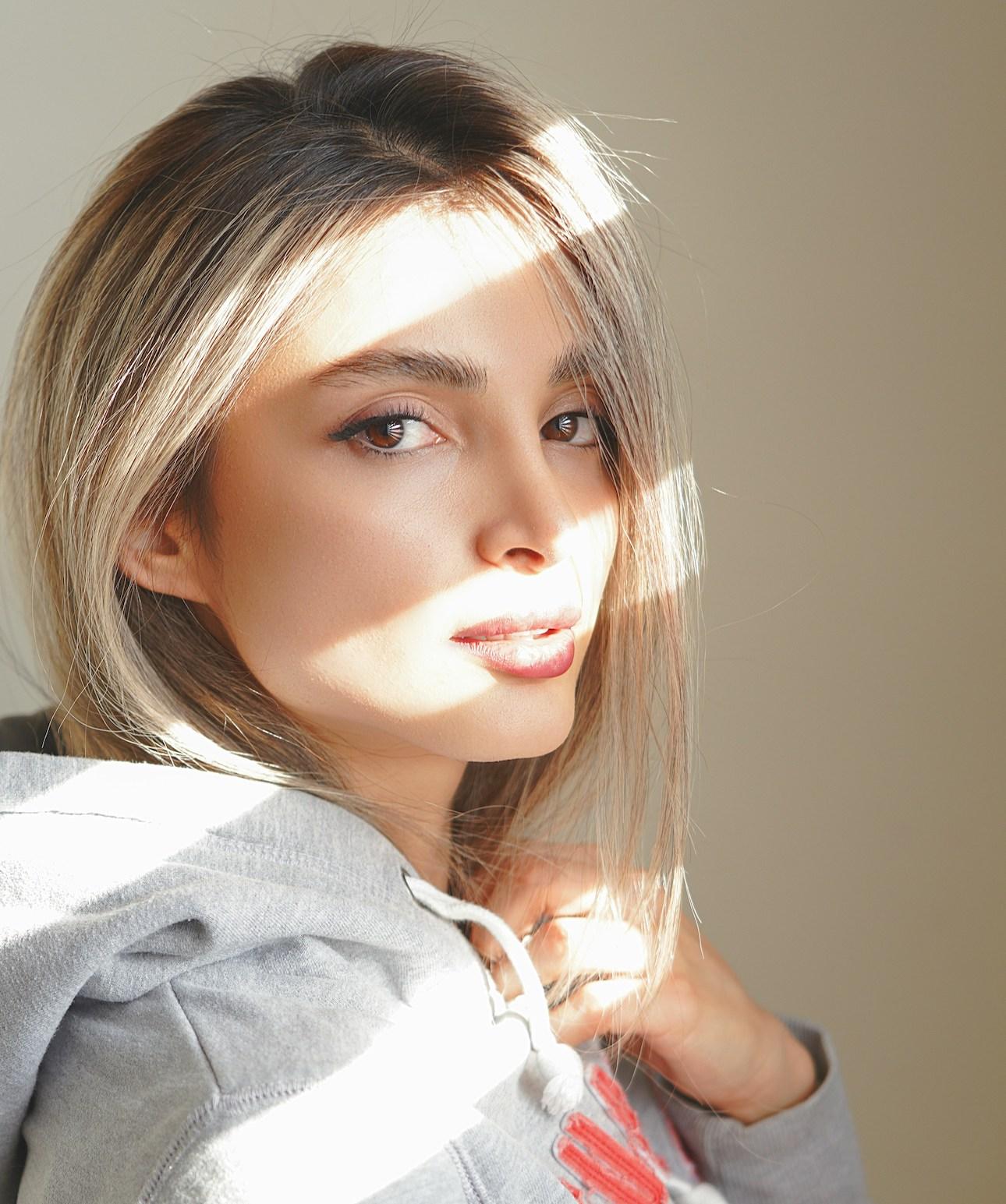 Το αντηλιακό με χρώμα είναι ιδανικό εάν κάνετε υπαίθριες δραστηριότητες, άθληση ή απλώς περνάτε πολλές ώρες εκτός σπιτιού. (Photo credit: Unsplash)