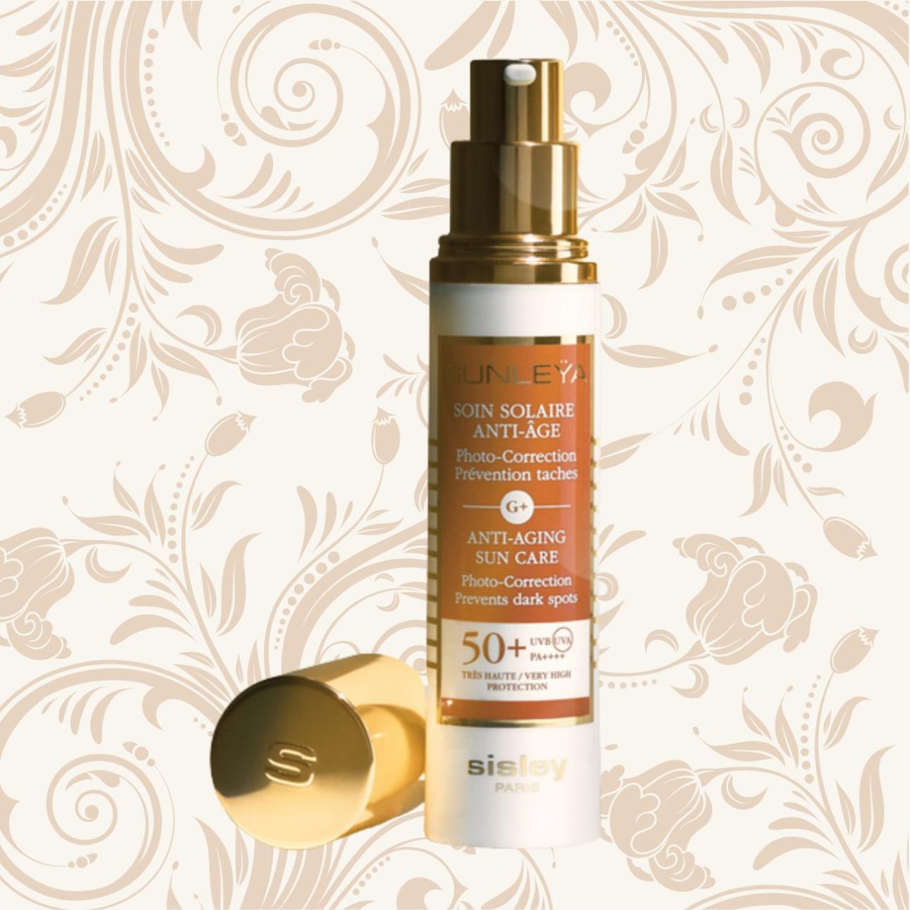  Sunleÿa Anti-Aging Sun Care SPF50+, Sisley Αντηλιακή φόρμουλα νέας γενιάς με G+ Complex, σχεδιασμένη να στοχεύει τη γλυκοζυλίωση, η οποία αποτελεί τον βασικό μηχανισμό επιταχυνόμενης φωτογήρανσης που επηρεάζει κολλαγόνο και ελαστίνη. Συνδυάζει φίλτρα ευρέος φάσματος UVA/UVB με Hypnea musciformis, βιοσακχαρίτες και αδενοσύνη για δράση σε ρυτίδες, απώλεια ελαστικότητας και φωτο-διορθωτική προστασία. Η σύνθεση ενισχύεται με hydroxytyrosol, εκχύλισμα εντελβάις και αμαμελίδας για αντιοξειδωτική άμυνα και προστασία από ηλιακή ελάστωση. 