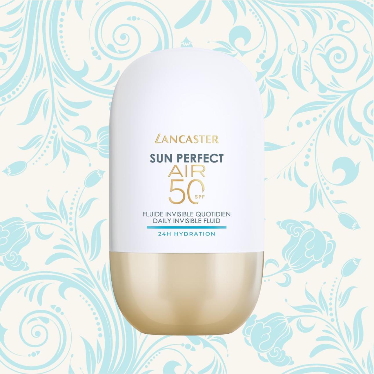  Sun Perfect Air Daily Invisible Fluid SPF50 24H Hydration, Lancaster Πρωτοποριακή φόρμουλα που συνδυάζει αόρατη αντηλιακή προστασία και στοχευμένη φροντίδα για τις καθημερινές ανάγκες της επιδερμίδας, Διαθέτει διπλή αποκλειστική τεχνολογία: Τεχνολογία Full Light Technology™ για την οποία έχει κατατεθεί αίτηση για δίπλωμα ευρεσιτεχνίας: το Lancaster Sun Perfect προστατεύει την επιδερμίδα από τις ακτίνες UVB, UVA, το ορατό φως (συμπεριλαμβανομένου του μπλε φωτός) και τις υπέρυθρες ακτίνες, προσφέροντας ευρεία προστασία από την καθημερινή έκθεση στον ήλιο. Πατενταρισμένη* τεχνολογία AIR-O₂: Η αποκλειστική τεχνολογία Cellular Oxygenation Power της μάρκας, που αναζωογονεί και ανανεώνει τα κύτταρα της επιδερμίδας. Επιπλέον, το προϊόν είναι εμπλουτισμένο με το σύμπλεγμα Ultra-Plump Complex [έξυπνο υαλουρονικό οξύ + γλυκερίνη], για ενυδάτωση που διαρκεί, αφήνοντας την επιδερμίδα ορατά πιο λεία και σφριγηλή. 