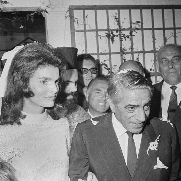  Ο γάμος της Jackie Kennedy και του Αριστοτέλη Ωνάση, 1968: Το νυφικό του Valentino που έμελλε να γίνει ιστορικό. /Φωτογραφία: AP Images