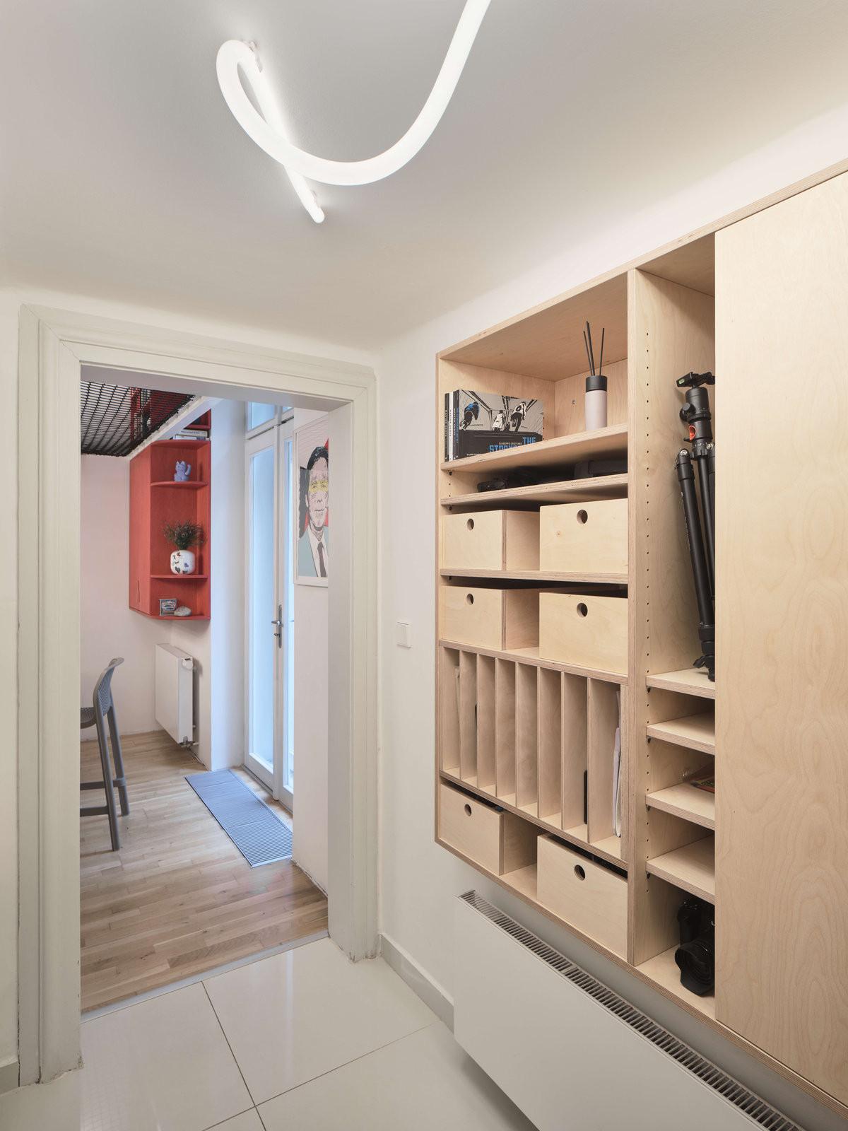 Το διαμέρισμα αποτελείται από δύο κύριους χώρους περίπου δώδεκα τετραγωνικών μέτρων ο καθένας, μπάνιο, ξεχωριστή τουαλέτα και διάδρομο/ Φωτογραφία: hurá studio  