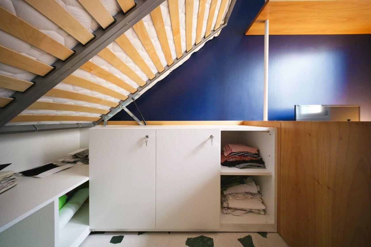 Ο αποθηκευτικός χώρος κάτω από το κρεβάτι/ Φωτογραφία: Instagram/ @atomaa.eu  