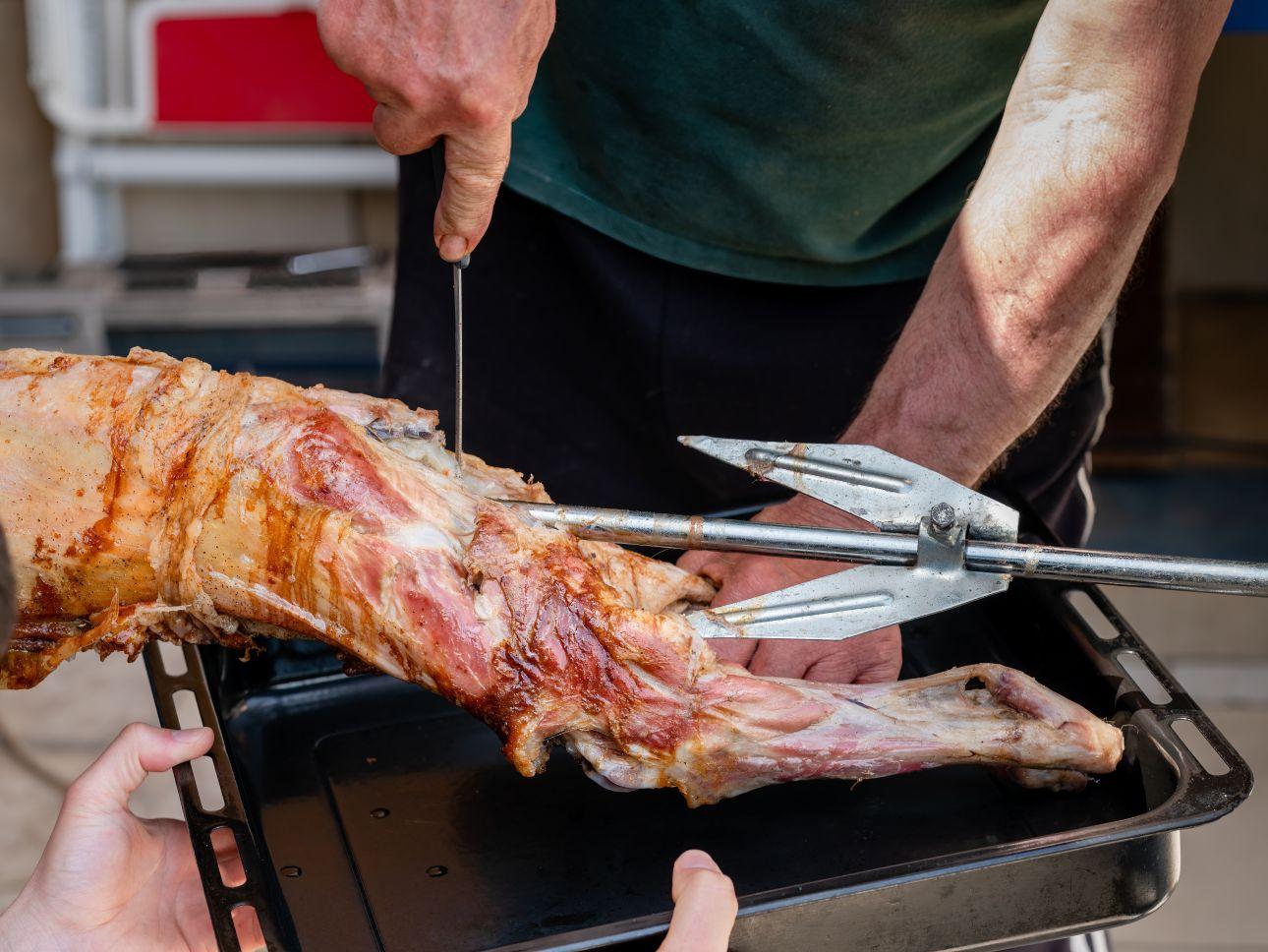 Εκτός από λίπος, το αρνί περιέχει πουρίνες, ουσίες που μετατρέπονται σε ουρικό οξύ. Φωτογραφία: Shutterstock