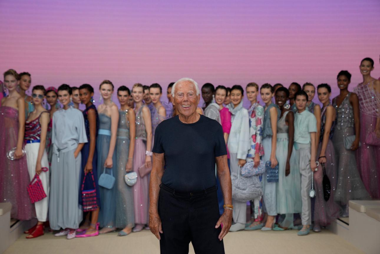 Μοντέλα παρουσιάζουν δημιουργίες του Giorgio Armani.