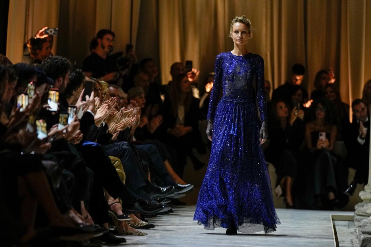  Μοντέλο με δημιουργία από τη συλλογή Giorgio Armani Άνοιξη/Καλοκαίρι 2026, στο Μιλάνο. 