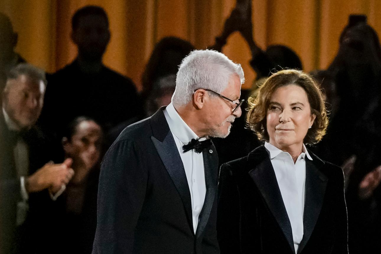  Ο Leo Dell’Orco και η Silvana Armani χαιρετούν το κοινό στο φινάλε της επίδειξης Άνοιξη/Καλοκαίρι 2026 στο Μιλάνο. 