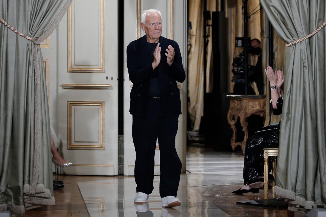 Ο Giorgio Armani χαιρετά το κοινό στο τέλος της επίδειξης, με το χαρακτηριστικό του στιλ.