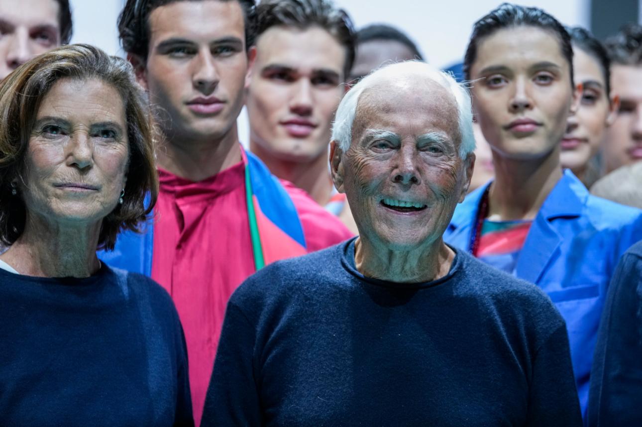 Η Silvana Armani (αριστερά) και ο Giorgio Armani ποζάρουν μαζί με μοντέλα μετά την παρουσίαση της συλλογής Emporio Armani Άνοιξη/Καλοκαίρι 2022, κατά τη διάρκεια της Εβδομάδας Μόδας του Μιλάνου, στις 23 Σεπτεμβρίου 2021.