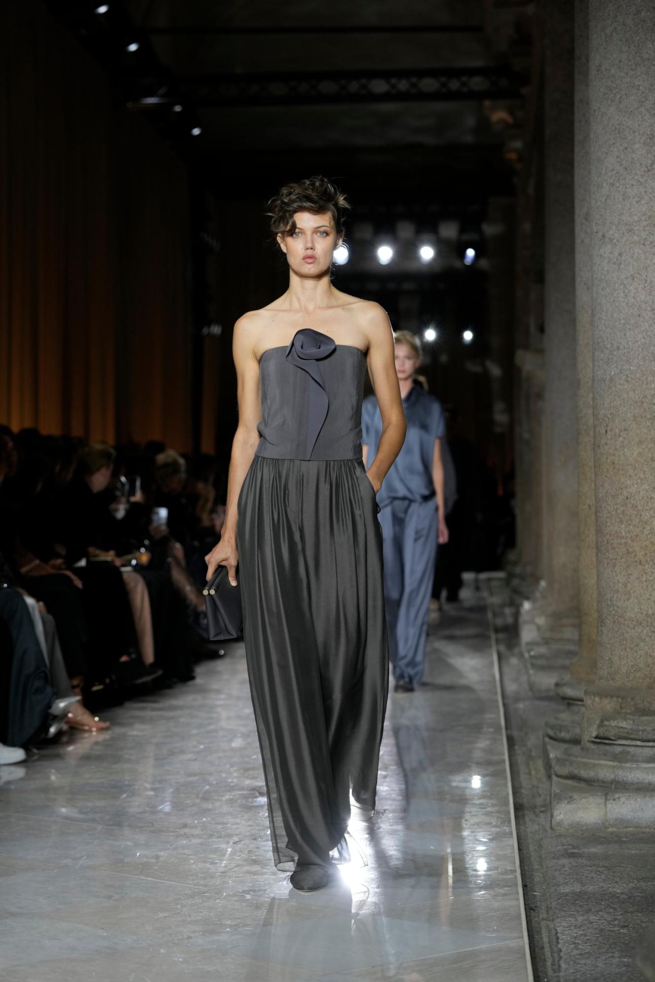  Μια από τις δημιουργίες του Giorgio Armani για την Άνοιξη/Καλοκαίρι 2026 στη σκηνή του Μιλάνου. 