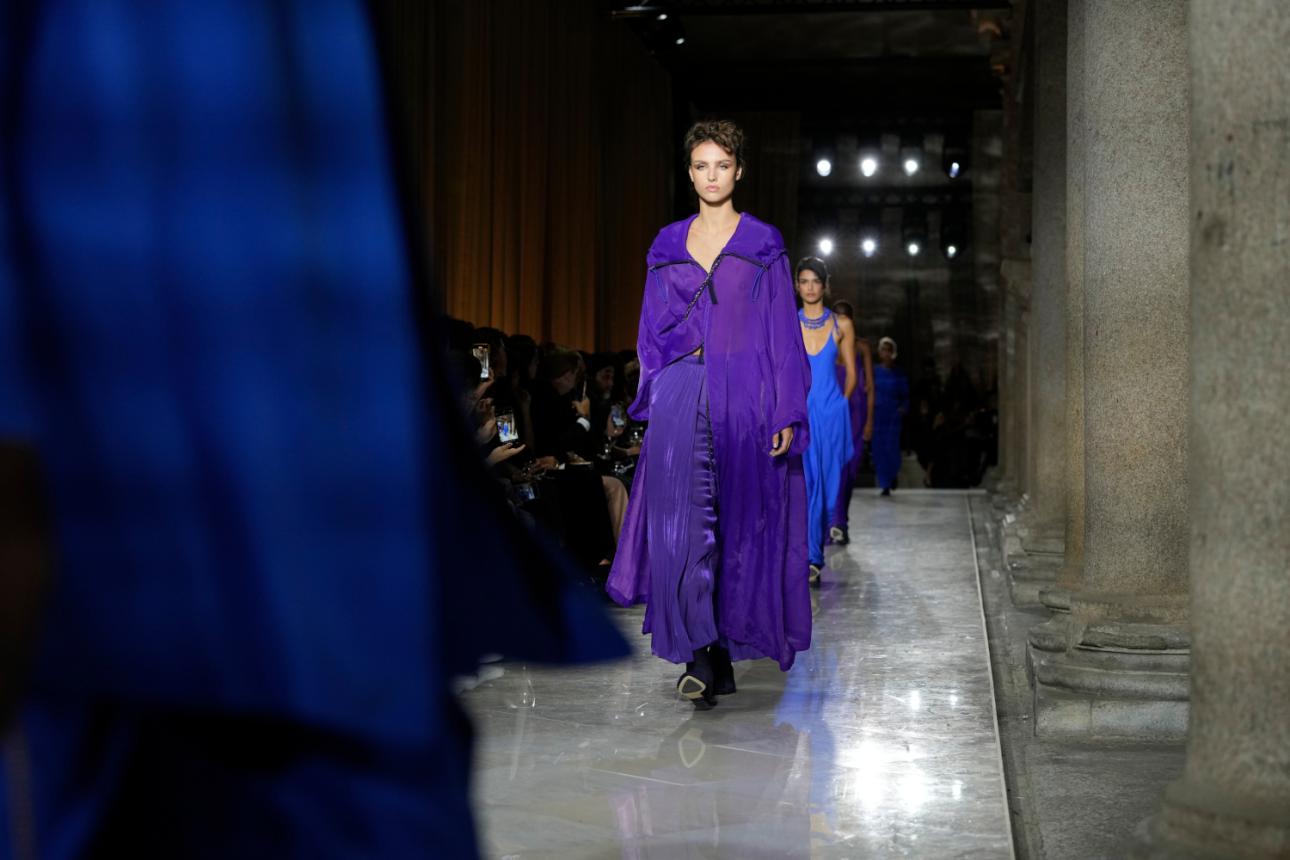  Οι δημιουργίες του Giorgio Armani για την Άνοιξη/Καλοκαίρι 2026 εντυπωσιάζουν στην πασαρέλα του Μιλάνου. 