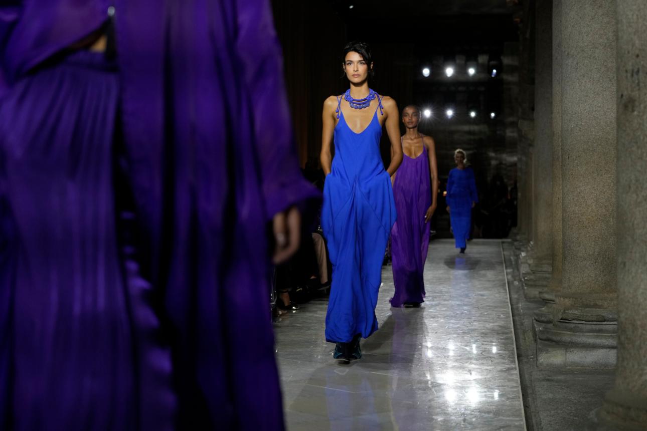  Μοντέλα με δημιουργίες από τη συλλογή Giorgio Armani Άνοιξη/Καλοκαίρι 2026, στο Μιλάνο. 