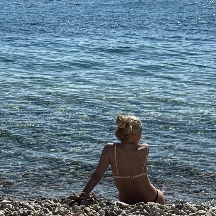Η Λένα Αρώνη στην παραλία/ Φωτογραφία: Instagram/ @lena_aroni 
