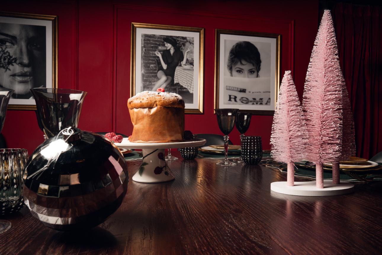 Λεπτομέρεια από το εορταστικό art de la table -το πανετόνε, τα διακοσμητικά ροζ έλατα και την ντισκόμπαλα θα τα βρείτε στη συλλογή των Marks &amp; Spencer