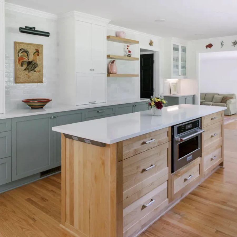 Έργο τέχνης στην κουζίνα που τονίζεται με φωτισμό/ Φωτογραφία: McManus Kitchen and Bath 