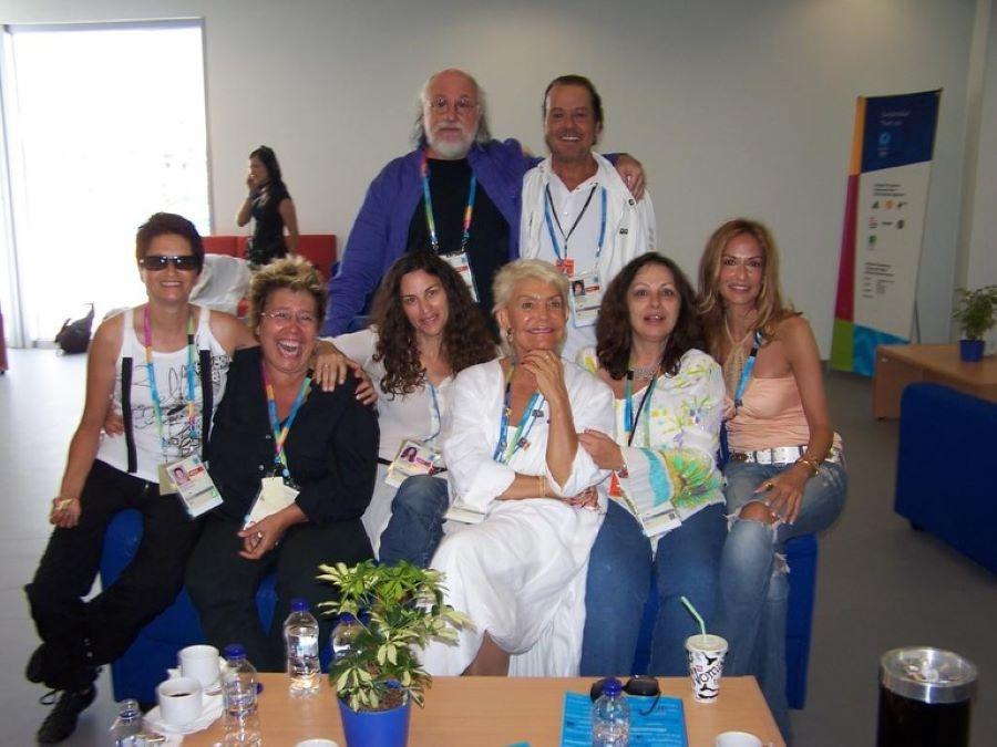 H Μαρινέλλα μαζί με τη Χαρούλα Αλεξίου, την Άννα Βίσση, την Ελευθερίοα Αρβανιτάκη, τη Δήμητρα Γαλάνη και την Άλκηστις Πρωτοψάλτη, ενώ όρθιοι πίσω τους διακρίνονται ο Διονύσης Σαββόπουλος και ο Γιάννης Πάριος/ Φωτογραφία: Instagram/ @eleftheriaarvanitaki