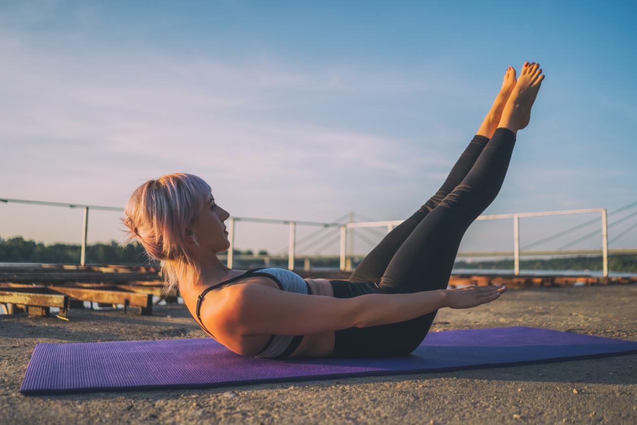 Η άσκηση «the hundred» του pilates/ Φωτογραφία: Shutterstock