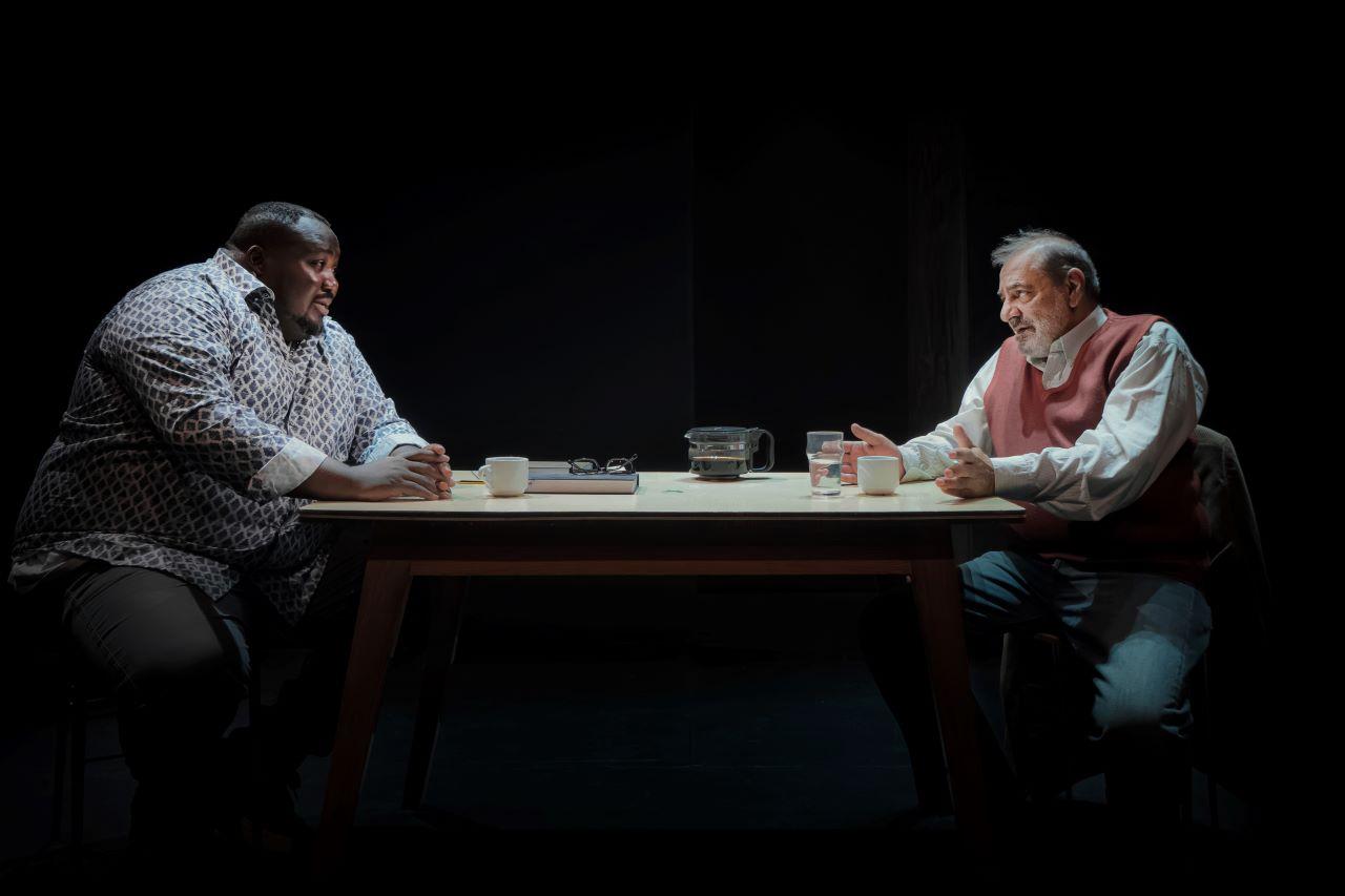 «Άσπρο μαύρο» στο θέατρο Επί Κολωνώ  