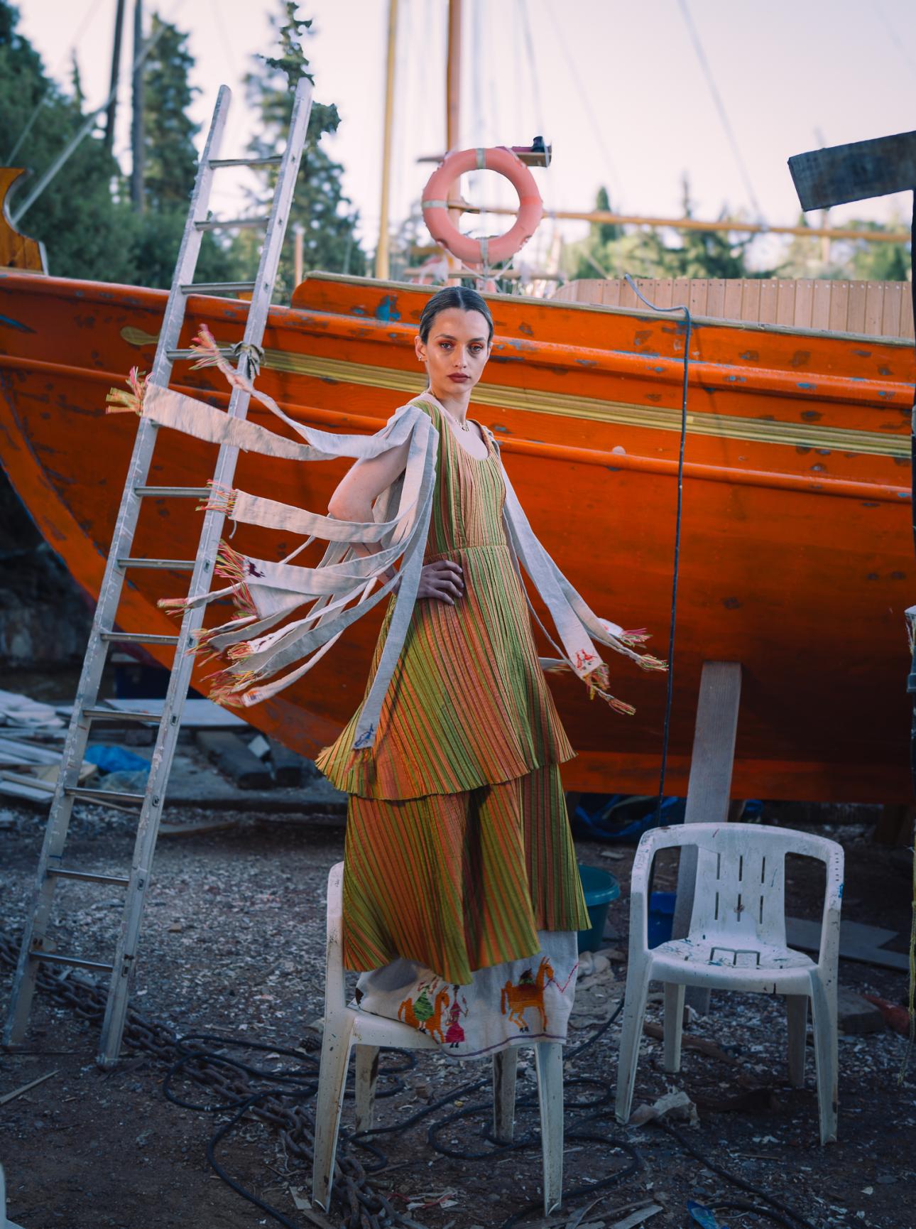  Δημιουργία εμπνευσμένη από την Αστυπάλαια, με αναφορές στα «Καλιεράτα» και τα πλούσια κεντημένα μανίκια .