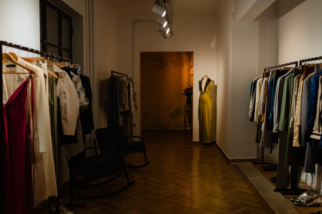  Υφάσματα, φως και σκιές./Φωτογραφία: Παναγιώτης Μάλλιαρης για το Bovary  