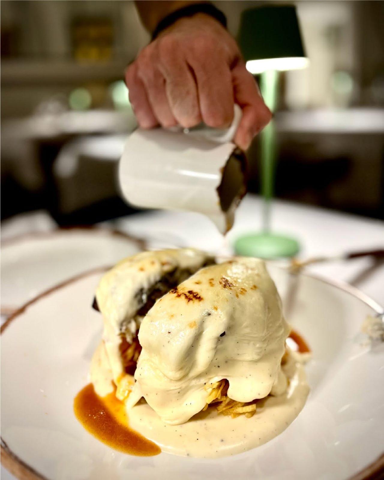 Ο μουσακάς είναι το signature πιάτο στο Ateno