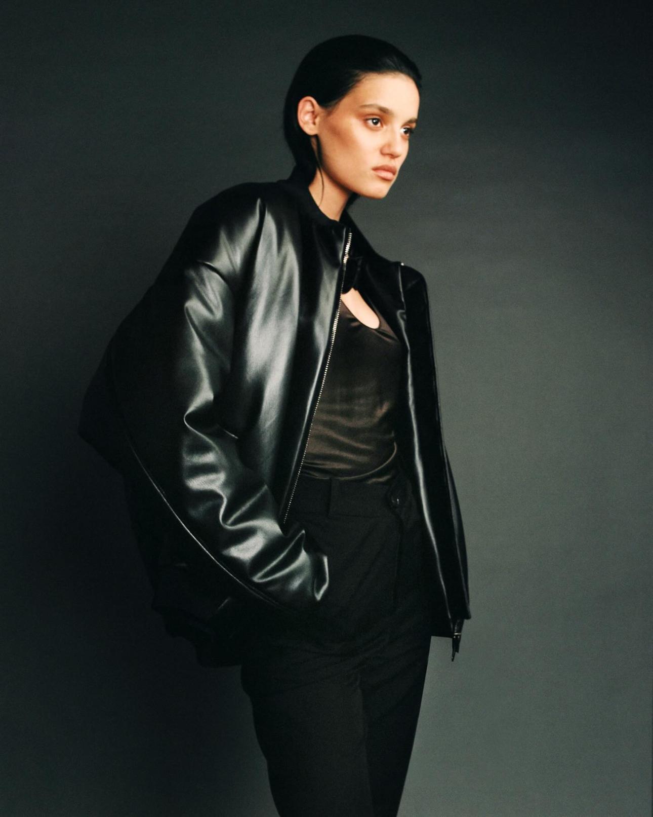  Ρευστές γραμμές και απόλυτη κίνηση, το signature draping του Atlein σε πλήρη ανάπτυξη. 