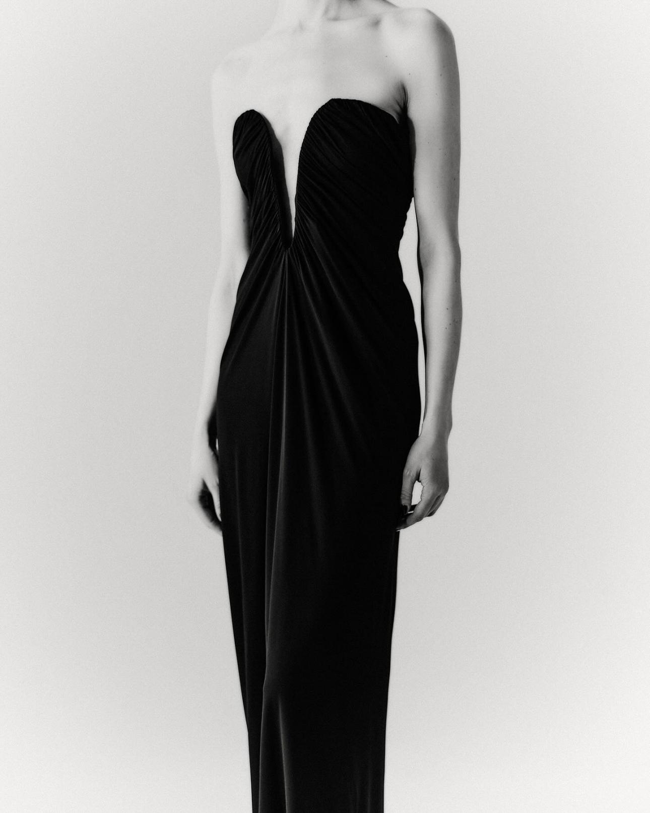  Μινιμαλιστική σιλουέτα με λεπτομέρειες που ακολουθούν φυσικά το σώμα. 