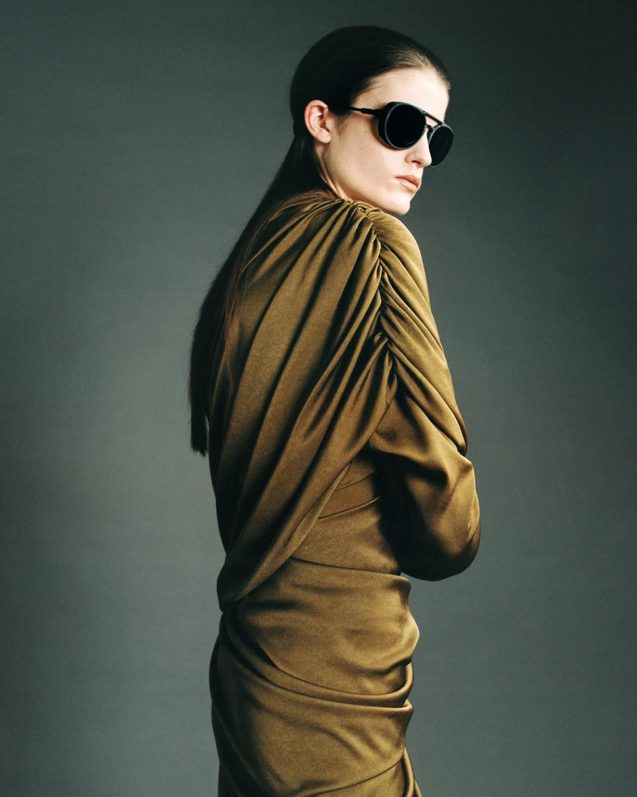  Ένα look που αποδίδει την ισορροπία ανάμεσα στην απλότητα και την ένταση της κίνησης. 