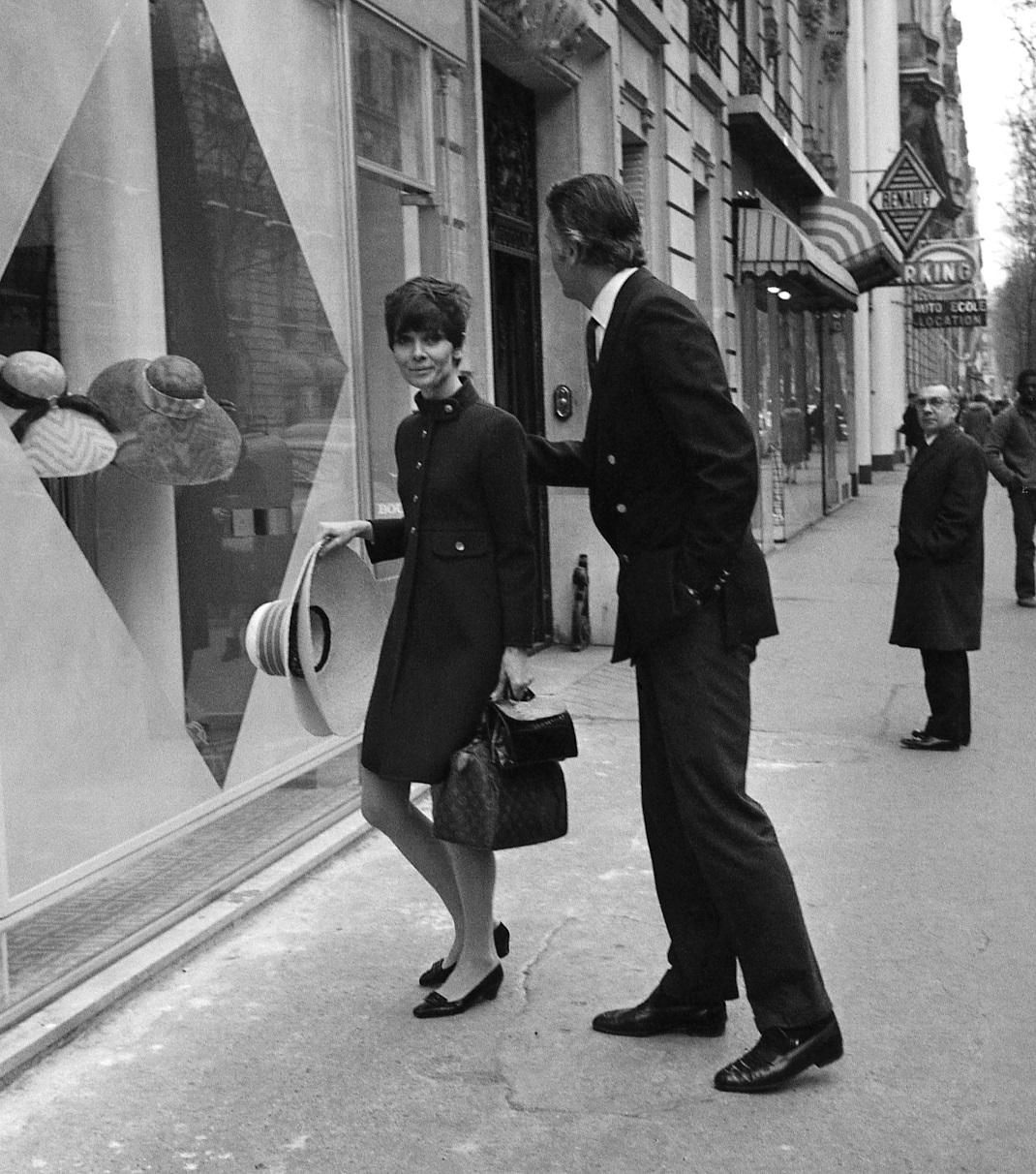 Η Όντρεϊ Χέμπορν έξω από μπουτίκ του Givenchy/ AP Images