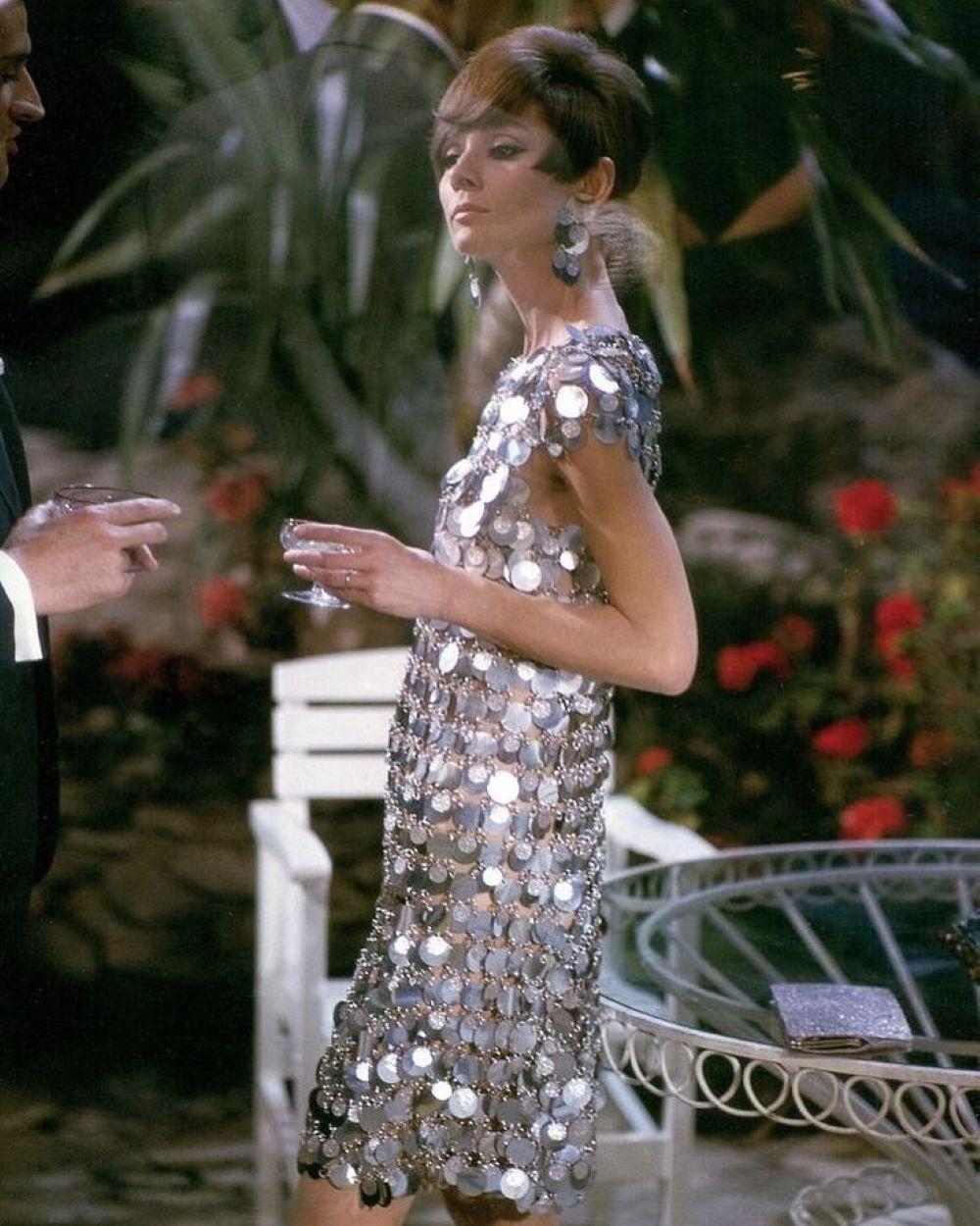 Η Όντρεϊ Χέπμπορν με το μεταλλιζέ Paco Rabanne φόρεμα στην ταινία «Two for the Road»/ Φωτογραφία: Instagram/ @trendsofthetimes