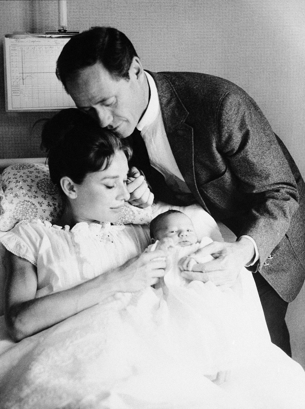 Η Όντρεϊ Χέμπορν με τον νεογέννητο γιο της και τον Μελ Φέρερ/ AP Images