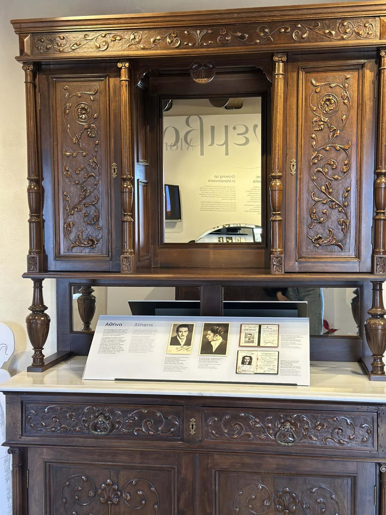  Χειρόγραφα, εκδόσεις και προσωπικά αντικείμενα συνθέτουν το πορτρέτο του ποιητή. 