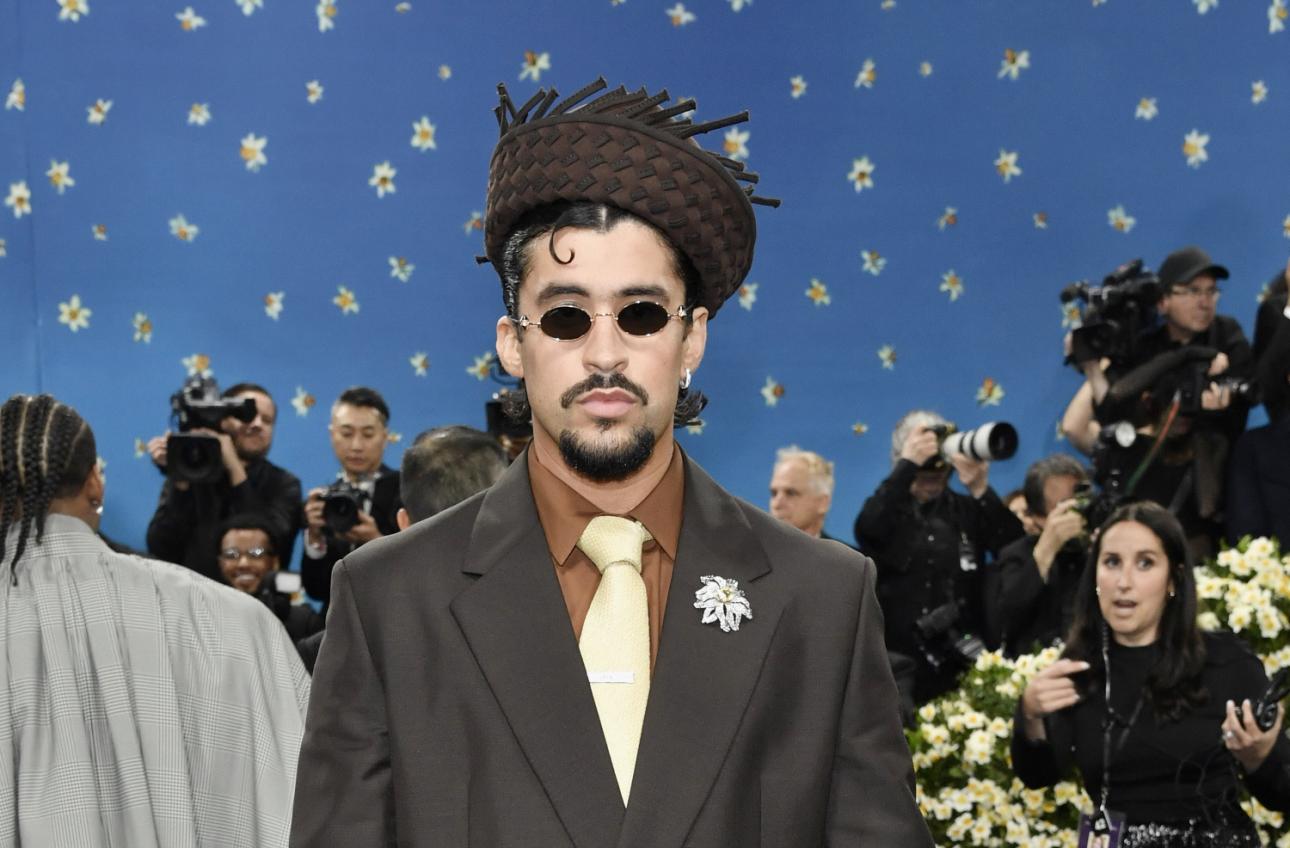  Ο Bad Bunny στο Met Gala για την έκθεση «Superfine: Tailoring Black Style», στο Μητροπολιτικό Μουσείο Τέχνης της Νέας Υόρκης, 5 Μαΐου 2025. /Φωτογραφία: Evan Agostini/Invision/AP