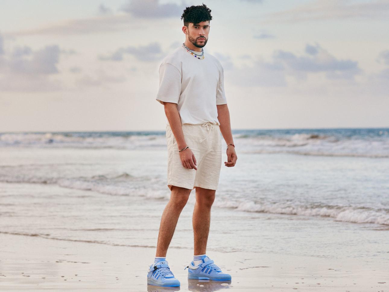 Ο Bad Bunny με παπούτσια από τη συλλογή που σχεδίασε με την Adidas 