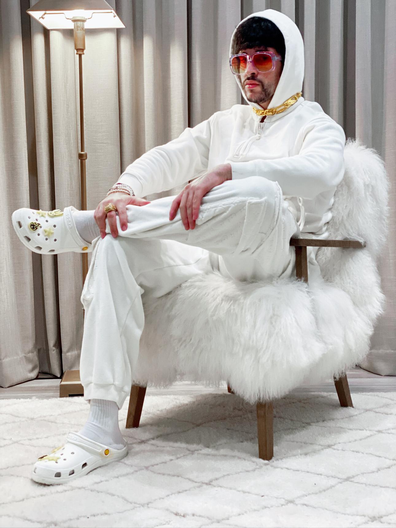 Ο Bad Bunny με τα Crocs που σχεδίασε ο ίδιος σε συνεργασία με το brand