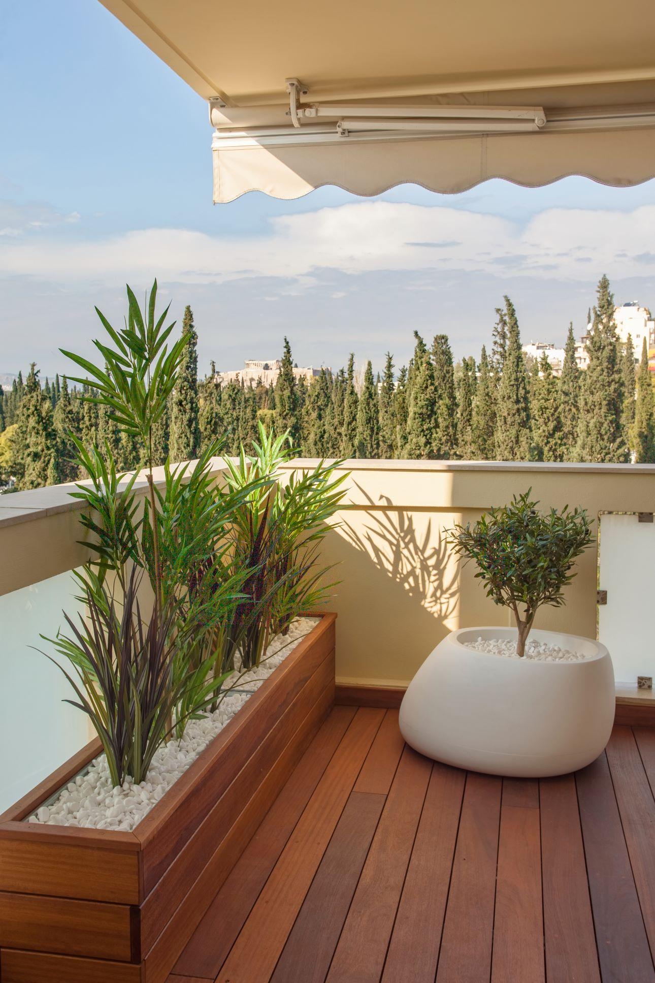 Η θέα προς την Ακρόπολη αναβαθμίζει τη βεράντα του σπιτιού/ Φωτογραφία: Κώστας Μητρόπουλος
