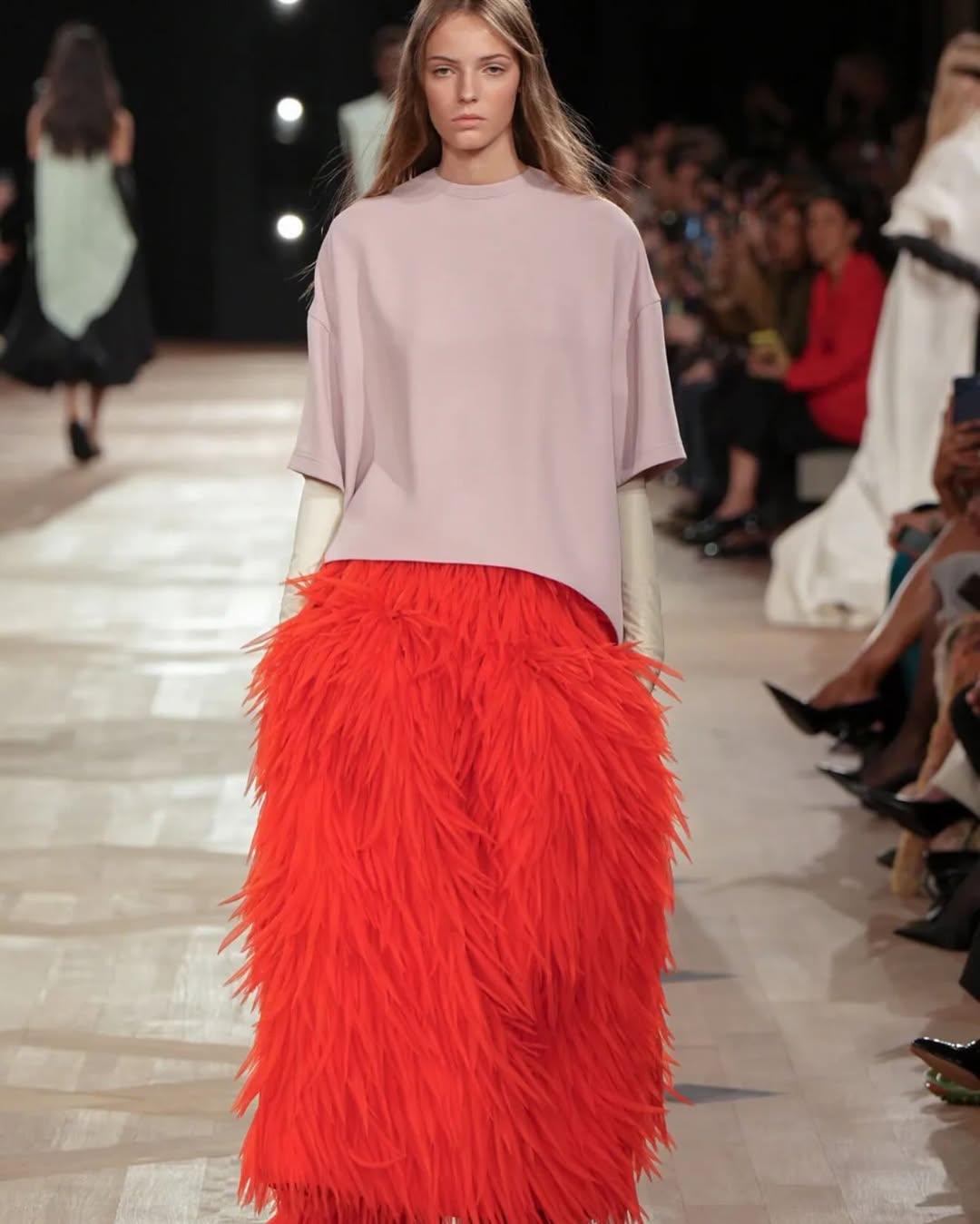 Το φόρεμα από την πρώτη συλλογή Άνοιξη 2026 του Pierpaolo Piccioli για τον οίκο Balenciaga/ Φωτογραφία: Instagram/ @ ﻿markdsikes