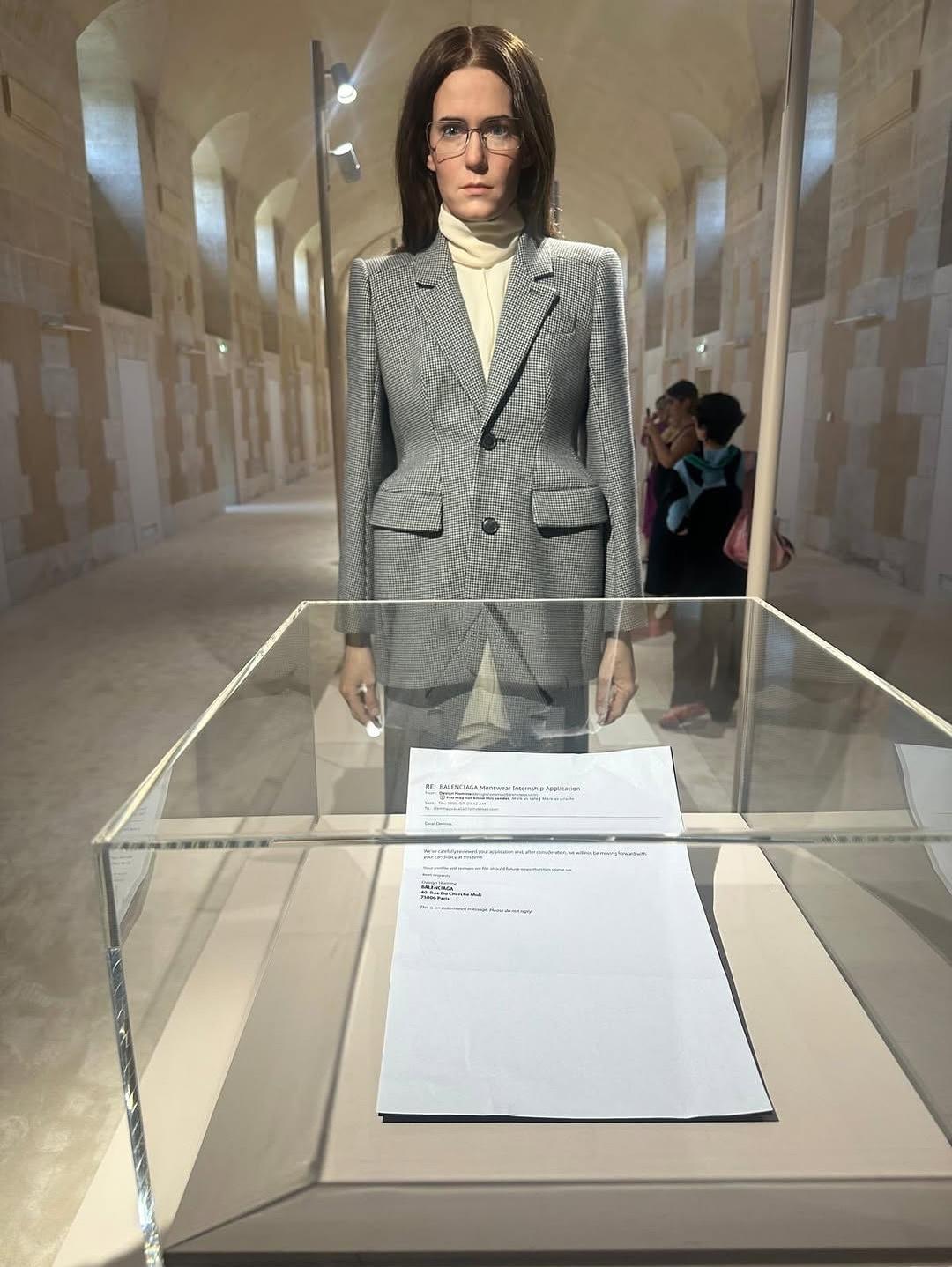 Υπερρεαλιστικό mannequin της Eliza Douglas. Η μούσα του Demna που βρέθηκε σε κάθε συλλογή του για τον Balenciaga.