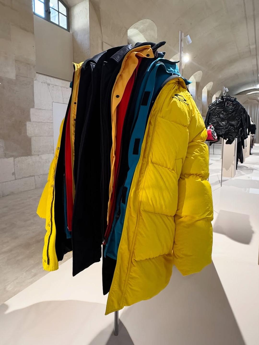 Η έκθεση “Balenciaga by Demna” στο Παρίσι συγκεντρώνει 101 αντικείμενα που ορίζουν τη δεκαετία του στον οίκο.