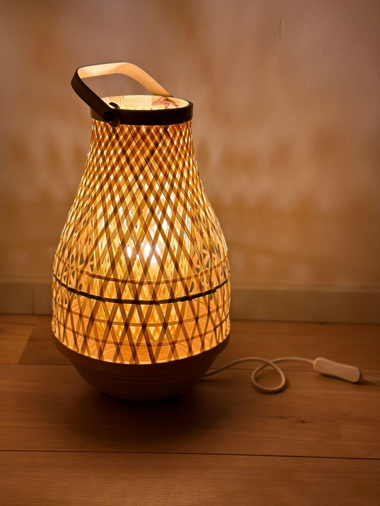 Η πλεκτή του δομή επιτρέπει στο φως να διαχέεται απαλά, δημιουργώντας εντυπωσιακά μοτίβα φωτός και σκιάς/ Φωτογραφία: Unsplash