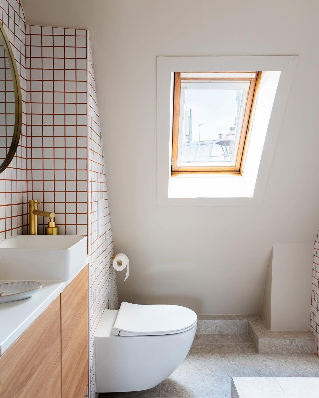 Στο μπάνιο, οι βρύσες από βουρτσισμένο ορείχαλκο συνδέονται αισθητικά με τον αντίστοιχο φωτισμό τοίχου/Φωτογραφία: Instagram/ monconcepthabitation 